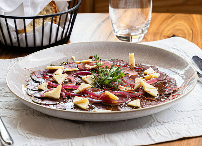 Carpaccio vom Sommerreh mit Trüffelkäse