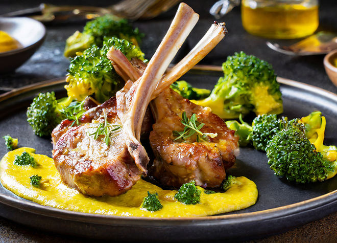 Lammkotelettes mit Senfsauce und Broccoli