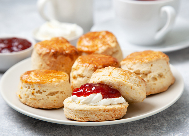 Scones mit Erdbeer-Konfitüre