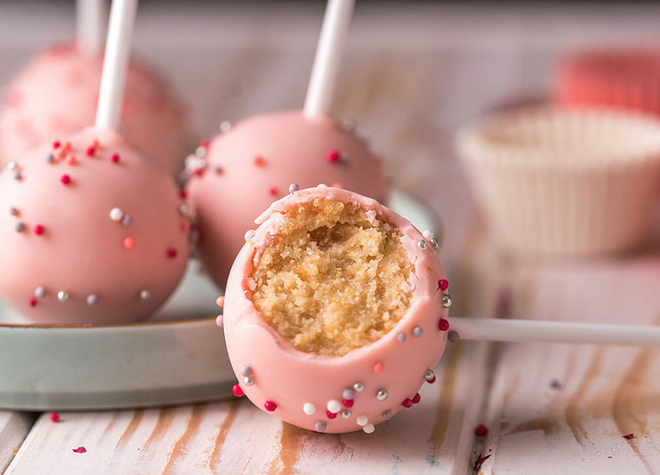 Strawberry Cake Balls mit Champagne