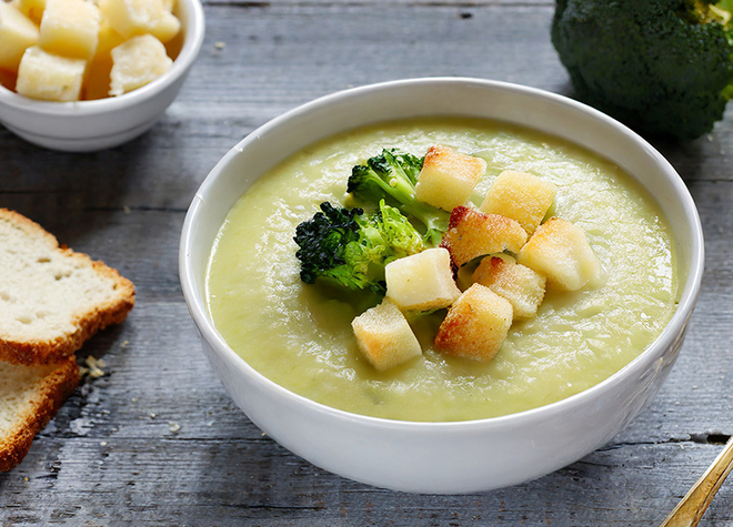 Kartoffel-Broccoli-Suppe mit Gruyère-Croutons