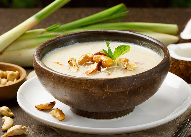 Kokos-Zitronengras-Suppe mit gerösteten Cashewnüssen